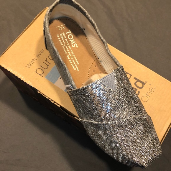 Toms Other - BRAND NEW CHROME TOMS COMPLETE W/ BOX